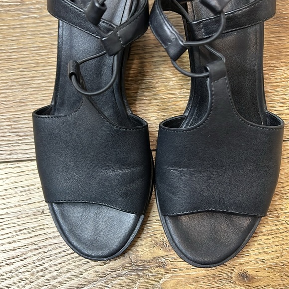 Eileen Fisher Black Leather Sandals Size 7 - Picture 5 of 8